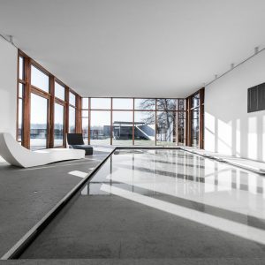 Poolraum mit Garten