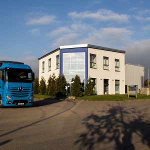 Truck vor Unternehmensgebäude